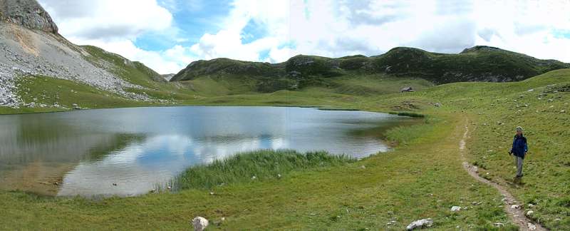 Wundersch&ouml;n - die runden H&uuml;gel, der See, die Almwiesen...