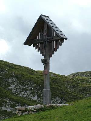 Kurz vor der H&uuml;tte steht dieses Kreuz.