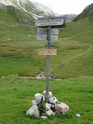 Wegweiser und Standortbestimmung - aber man kann in der H&uuml;tte auch etwas kaufen: Wasser, Wein und Bier.