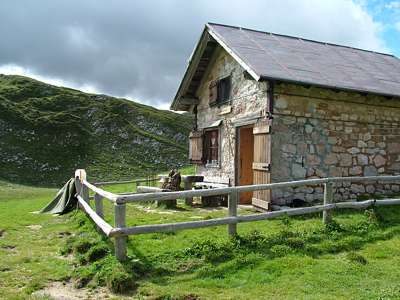 In der H&uuml;tte ist jemand da.