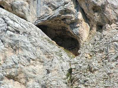 Wir wandern nun erst einmal auf dem Weg&nbsp;26 weiter. In den felsigen Ausl&auml;ufern der Roten Wand links von uns entdecken wir diese H&ouml;hle.