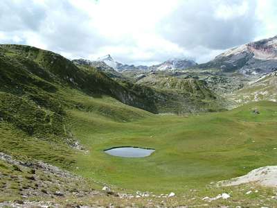Nachdem wir einen leichten Anstieg auf den Ausl&auml;ufer des "Monte de Foses" absolviert haben, sehen wir auch den Seekofel wieder. Der kleine See auf der Wiese hei&szlig;t Lago Pizo.