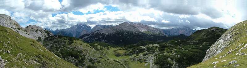 Blick von der Scharte ins n&auml;chste Tal. Die erwartete Stra&szlig;e ist nicht zu sehen.