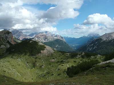 Hier ein wunderschöner Blick nach Cortina d' Ampezzo hinunter, die Stadt ist deutlich zu sehen.
