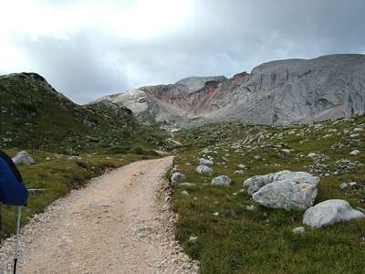 Nun n&auml;hern wir uns auf der Stra&szlig;e wieder dem Seekofel.