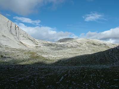 Die Seekofelh&uuml;tte liegt im Sonnenschein.