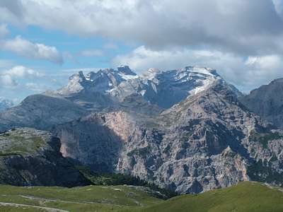 Die riesige "Sch&uuml;ssel" des Piz d. Lavarela ist beeindruckend.