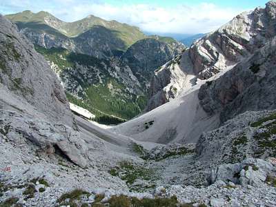 Wir m&uuml;ssen &uuml;ber diese riesige "Sch&uuml;tte" da hinunter.