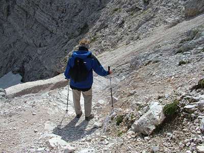 Das Wandern &uuml;ber das Ger&ouml;ll ist echt anstrengend.