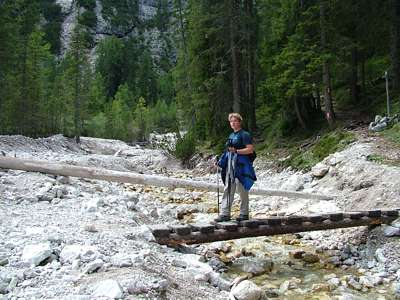 Bei 1625m &uuml;berqueren wir den Seitenbach erneut, diesmal mittels einer komfortablen Br&uuml;cke.