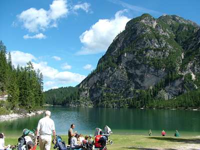 Wir sind am Pragser Wildsee [Lago di Braies] und er ist wunderschön! Am andern Ufer der Große Apostel [Grande Apostolo, 1995m].