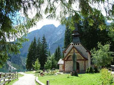 Am Ufer, in der N&auml;he des Hotels, steht diese kleine Kapelle. Der Berg links im Hintergrund ist ein auf der Karte nicht bezeichneter Ausl&auml;ufer des Seekofel-Massivs [2598m].