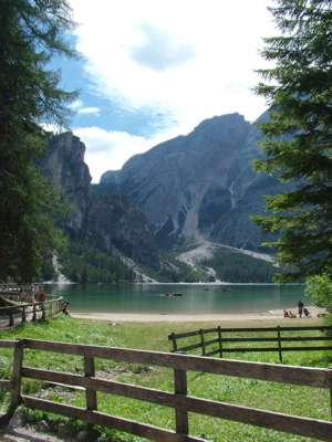 Der Blick vom Hotel aus &uuml;ber den See zum Seekofel-Massiv - wundersch&ouml;n.