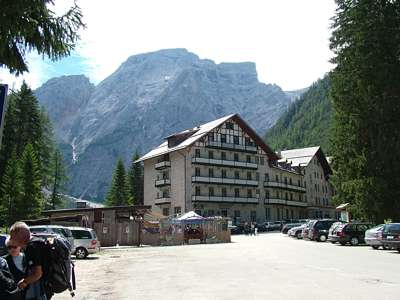 Wir stehen hier auf dem Parkplatz und warten auf den Bus. Vor uns das Hotel Pragser Wildsee [Hot. Lago di Braies, 1494m] mit dem Seekofel [Croda del Beco, 2810m] dahinter, zwischen Seeufer und Bergspitze liegen rund eintausenddreihundert H&ouml;henmeter!
