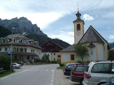 Das Geb&auml;ude links ist das Rathaus. Es beherbergt die Verwaltung, die Apotheke und die Sparkasse des Ortes. Der Berg hinter dem Geb&auml;ude ist der Aschtspitz [1803m].