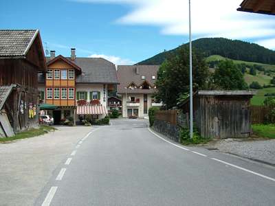 F&uuml;r dieses Restaurant haben wir uns entschieden - es sitzen Leute auf dem Freisitz. Es hei&szlig;t Gasthof Albergo Dolomiten, Inhaber ist die Fam. Jesacher.