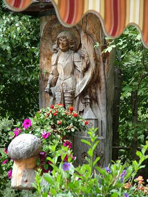 Neben dem Freisitz steht diese geschnitzte Heiligenfigur.