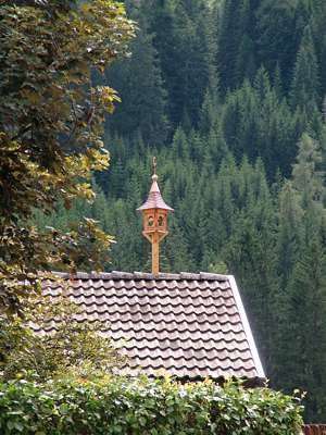Diese Holzschnitzerei entdecken wir auf dem R&uuml;ckweg zur Bushaltestelle.