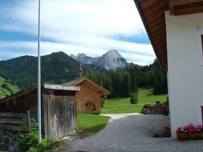 Aha, die Schnitzkunst geh&ouml;rt zu einem neuen Holzschuppen. Der Berg im Hintergrund ist ein alter Bekannter, auch wenn wir ihn nur im Nebel gesehen haben - der D&uuml;rrenstein [Picco di Vallandro, 2839m]!