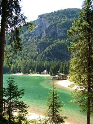 Die Bootsausleihstation, am anderen Ufer die h&uuml;bsche kleine Kapelle. Der Berg dahinter ist der Ausl&auml;ufer des Schwarzberges.