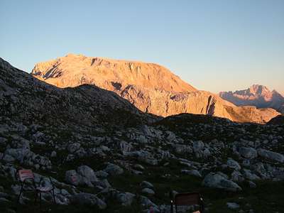 Die Abendsonne taucht die Berge in das berühmte Alpenglühen, also geht Evi mit der Kamera auf Fotopirsch. Als erstes fängt sie die Rote Wand (links) und den Sorapis ein.