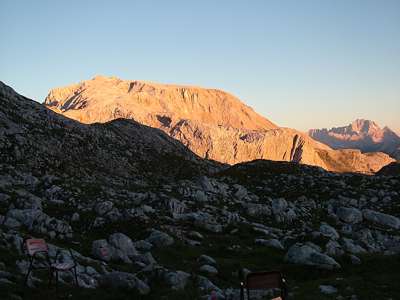 Die Abendsonne taucht die Berge in das ber&uuml;hmte Alpengl&uuml;hen, also geht Evi mit der Kamera auf Fotopirsch. Als erstes f&auml;ngt sie die Rote Wand (links) und den Sorapis ein.