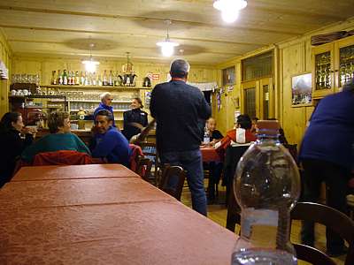 Aber in der H&uuml;tte wird noch lange nicht an aufh&ouml;ren gedacht. Heute ist gro&szlig;es Alphornblasen! Der erzeugte Schall ist beeindruckend, die Tische beben.