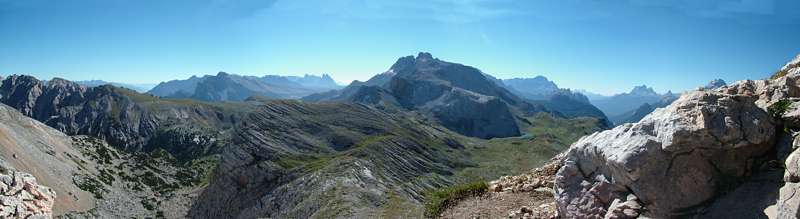 Es sind ideale Bedingungen. Beim Aufstieg gelingt mir dieses Panoramabild in Richtung Osten.