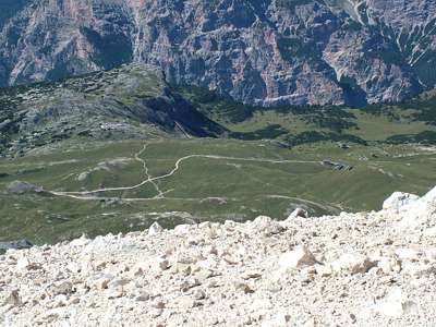 Blick hinunter zur Sennesalm [Munt de Sennes]. Hier steht die H&uuml;tte Ucia Munt Sennes [2176m].