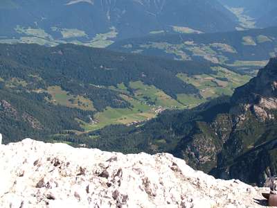 Der Blick nach Norden, hinunter nach Prags [Braies]. In der Mitte ist der Ort St. Veit zu sehen. Wenn man der Stra&szlig;e nach rechts folgt, kommt man nach Schmieden.