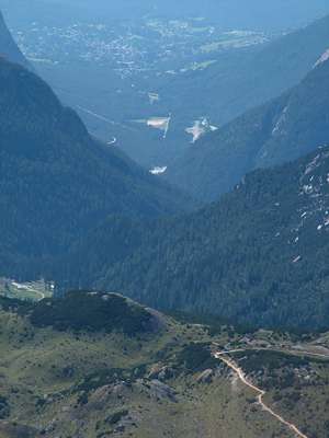 Nun wieder ein s&uuml;dlicher Zoom-Blick, nach Cortina d' Ampezzo. Die wei&szlig;en Fl&auml;chen im Vordergrund sind rechts der alte Flugplatz und links das Olympia-Zentrum.