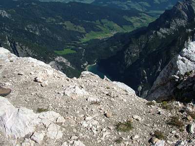 Weiter vor ging nicht, aber ich habe ein Foto vom Pragser Wildsee! Von oben! Er liegt rund eintausenddreihundert Meter unter mir.