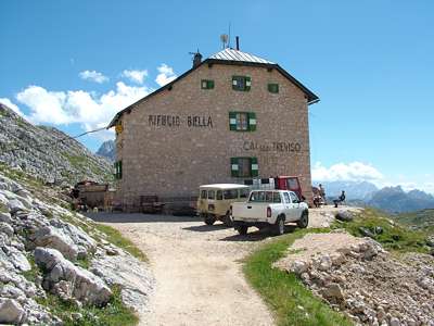 Bei dem herrlichen Wetter herrscht reges Treiben auf der Freifl&auml;che der Seekofelh&uuml;tte. Dorthin hat sich auch Evi zur&uuml;ckgezogen.