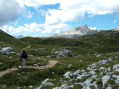 Evi vor dem imposanten Neuner [Sasso delle Nove, 2968m].