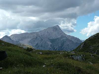 Ein St&uuml;ck s&uuml;dlicher ist der Piz Boe [3152m, Sella-Gruppe] zu sehen.