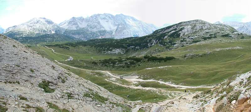 Dort unten liegt unser Ziel, die H&uuml;tte Ucia de Senes [2116m].