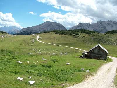 Gegen&uuml;ber der H&uuml;tte steht ein Stallgeb&auml;ude und es ist bewohnt.