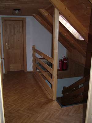 Das Treppenhaus im Obergescho&szlig;, alles ist wundersch&ouml;n mit Holz verkleidet.