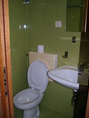 Die Toilette auf der anderen Seite - alles da, was man so braucht.