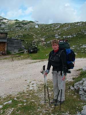 Evi vor dem modernen Windrad der H&uuml;tte.