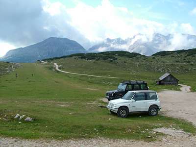 Wir wandern s&uuml;dw&auml;rts auf der Stra&szlig;e oder besser den Weg 7 entlang - parallel zur alten Start- und Landebahn.