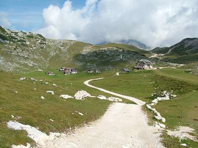 Ein Blick zur&uuml;ck zur H&uuml;tte Ucia de Sennes und der kleinen Siedlung, die hier entstanden ist. Der auf der Karte eingezeichnete See ist eingetrocknet.