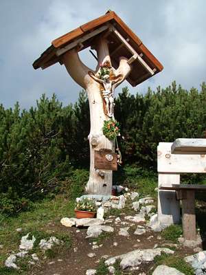 An der Kreuzung von Weg 6 und 7 steht dieses eindrucksvolle Kreuz.