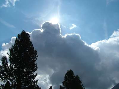 Es ist warm, fast schon ein wenig dr&uuml;ckend, Wolken wechseln sich mit Sonnenschein ab, manchmal gibt es interessante Lichtreflexe.
