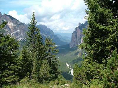 Blick hinunter ins Tal "Val di Tamersc". Die kleine Spitze rechts ist der Sas dai Tamersc [2141m].