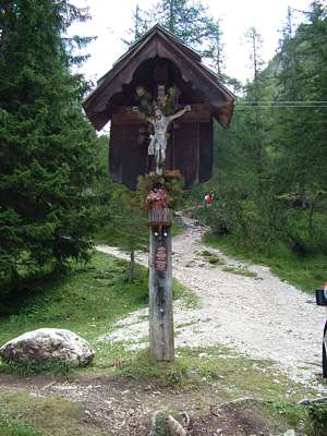 An dieser Kreuzung trifft unser Weg 7 auf die Stra&szlig;e 9, die zur &Uuml;tia de Fodara Vedla [1966m] f&uuml;hrt. Bis zur Peder&uuml; - H&uuml;tte hinunter hei&szlig;t die Stra&szlig;e nun 7-9. Zwischen Peder&uuml; und Fodara Vedla gibt es einen Jeep - Service.