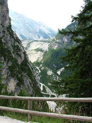Nun geht es in endlosen und sehr steilen Serpentinen die Stra&szlig;e abw&auml;rts. Hier der Blick hinunter auf die Stra&szlig;e und den Weg, der von der Peder&uuml; - H&uuml;tte zur &Uuml;cia de Fanes f&uuml;hrt.