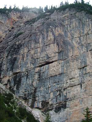 Diese Wand, an der die Stra&szlig;e entlangf&uuml;hrt, geh&ouml;rt zum Massiv des Col de R&uuml; [2076m].
