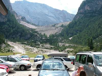 Blick von der H&uuml;tte in das Tal Valun de Fanes. Dort rechts an der Sch&uuml;tte vorbei wird uns der Dolomiten - H&ouml;henweg 7 dann f&uuml;hren. Links die Stra&szlig;e zur Hochebene. Im Hintergrund der Col Bechei Dessora [2794m].