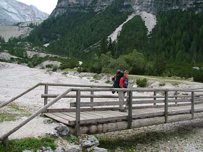 Derzeit f&uuml;hrt die Br&uuml;cke nur &uuml;ber die trockene Wiese. Im Fr&uuml;hjahr ist hier sicher alles Fluss, wenn der kleine Bach das Schmelzwasser aus den Bergen mit sich f&uuml;hrt.